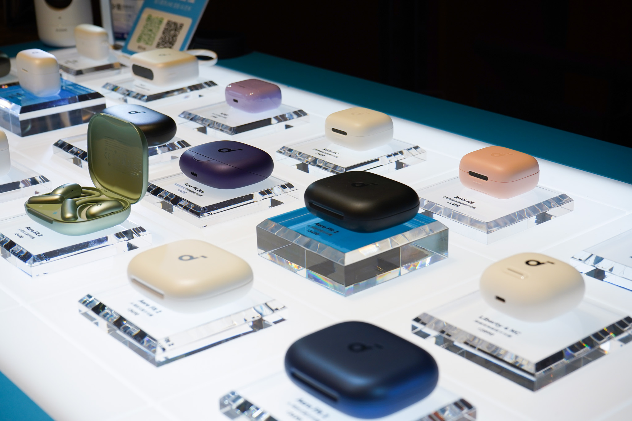 soundcore 快閃櫃產品展示照，展出耳機與喇叭等熱銷音訊產品